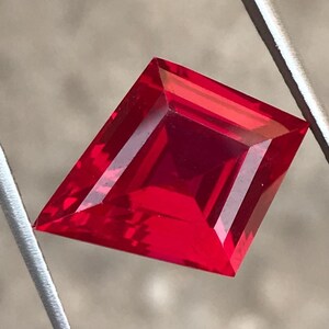 Rubí Corindón Sangre de Paloma, Rubí en Lagarto, 11,40 quilates, 17,5 x 14 x 8 mm, Piedra preciosa suelta para la fabricación de joyas.
