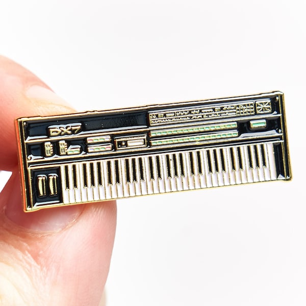 DX7 Vintage Keyboard Digital Synthesizer Piano Emaille Pin Anstecker - Geschenk für Audiophile, analoge Musiker, Musikproduzenten, Pianisten