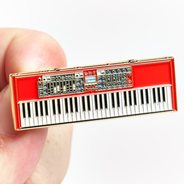 Nord Electro 6 Vintage Keyboard Digital Synthesizer Piano Emaille Anstecknadel – Geschenk für analoge Musiker, Musikproduzenten, Pianisten