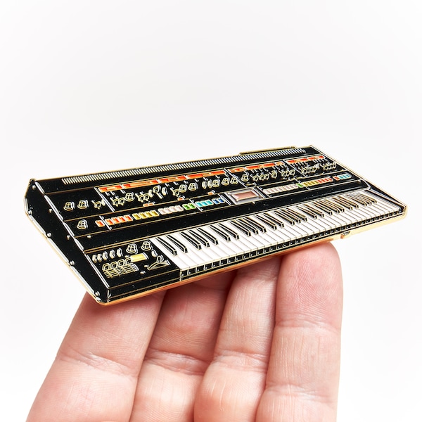 Jupiter 8 Vintage Keyboard Roland Piano Synth Emaille Pin - Geschenk für Audiophile, Gitarristen, analoge Musiker, Musikproduzenten, Pianisten