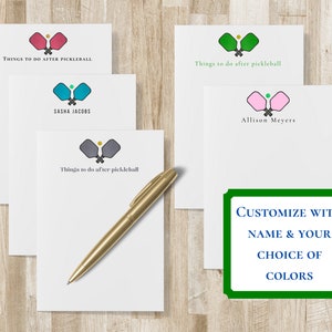 Op de afbeelding: Vier witte notitieblokken met een pickleball-paddle ontwerp en de tekst "Things to do after pickleball". De notitieblokken zijn aanpasbaar met een naam en keuze uit kleuren.