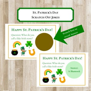Könnte beinhalten: St. Patrick's Day Rubbelkarten mit Witzen. Die Karten enthalten die Frage: "Wie nennt man einen falschen irischen Stein?" mit einem Rubbelfeld, um die Antwort zu enthüllen. Die Karten haben Grafiken zum Thema St. Patrick's Day.