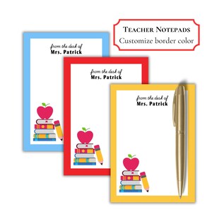 Puede incluir: Tres blocs de notas para profesores con bordes azules, rojos y amarillos. Cada bloc de notas presenta una manzana, libros y un gráfico de lápiz. El texto "from the desk of Mrs. Patrick" está impreso en cada bloc de notas. También se muestra un bolígrafo dorado.
