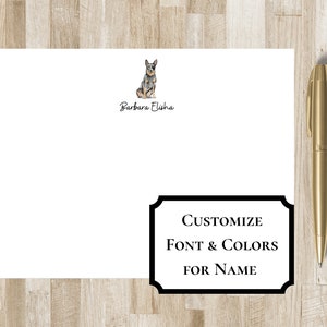 K&ouml;nnte beinhalten: Eine wei&szlig;e Karte mit einer Schwarzwei&szlig;illustration eines Hundes. Der Text "Barbara Elisha" ist in Schwarz unter dem Bild gedruckt. Ein schwarz-wei&szlig;er Rahmen mit dem Text "CUSTOMIZE FONT & COLORS FOR NAME" befindet sich am unteren Rand der Karte.