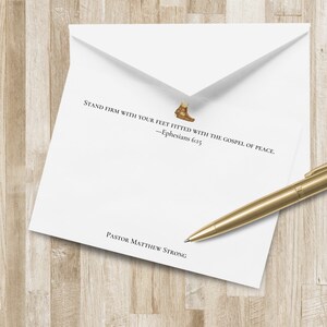 Puede incluir: Una tarjeta blanca con el texto "STAND FIRM WITH YOUR FEET FITTED WITH THE GOSPEL OF PEACE. -Ephesians 6:15" y el texto "PASTOR MATTHEW STRONG" en la parte inferior. Una peque&ntilde;a ilustraci&oacute;n de una bota marr&oacute;n est&aacute; por encima del texto.