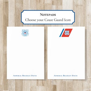 Puede incluir: Dos blocs de notas blancos con iconos de la Guardia Costera y el texto "NOTEPADS Choose your Coast Guard Icon". Un bloc de notas tiene un emblema azul, el otro un emblema rojo y azul. Ambos tienen el texto "Admiral Bradley Davis."