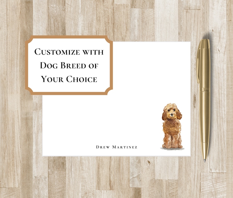 K&ouml;nnte beinhalten: Eine wei&szlig;e Karte mit braunem Rand und dem Text "CUSTOMIZE WITH DOG BREED OF YOUR CHOICE". Die Karte zeigt au&szlig;erdem eine Aquarell-Illustration eines braunen und wei&szlig;en Hundes, der auf wei&szlig;em Hintergrund sitzt. Der Text "DREW MARTINEZ" ist unten auf der Karte gedruckt.