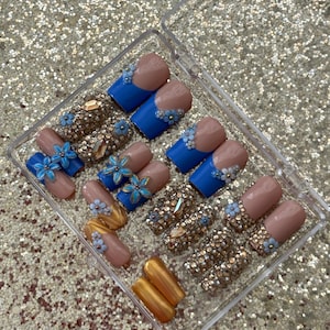 Unghie finte con punta francese blu: set di strass con fiori 3D quadrati