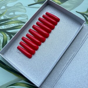 Rode nagels|  druk op de nagels | rode druk op | lijm op nagels | rood | lange kistnagels