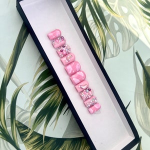 Uñas postizas de nube rosa: uñas cortas cuadradas con brillo