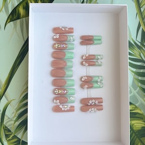 Uñas postizas con punta francesa verde: flores 3D brillantes, uñas postizas cuadradas XL