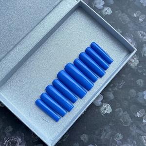Uñas de color azul brillante / uñas de color azul vibrante / uñas de color azul neón / uñas cuadradas largas / uñas postizas extra grandes / uñas postizas largas