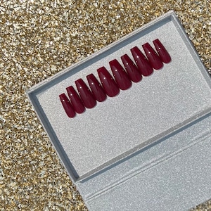Bordeauxrode nagels| kistnagels | donkere nagels | bloedrode nagels | kersenrode nagels | donkerrode nagels