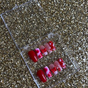 Rode en roze kistnagels | hart nail art nagels | roze nagels | kistpersen |  korte kistnagels | schattige hartjes op nagels