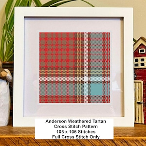 Puede incluir: Un patrón de punto de cruz enmarcado con el diseño Anderson Weathered Tartan. El patrón incluye cuadrados rojos, grises y azules, con detalles en blanco. El marco es blanco. El texto en la parte inferior dice "Anderson Weathered Tartan Cross Stitch Pattern 105 x 105 Stitches Full Cross Stitch Only."