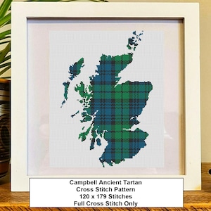 Puede incluir: Patrón de punto de cruz enmarcado de Escocia en el tartán Campbell Ancient. El mapa está representado en tonos verdes, azules y negros sobre un fondo blanco. El marco blanco rodea la obra de arte, que se exhibe sobre una superficie de madera.