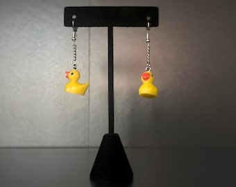 ゴム製アヒルのイヤリング