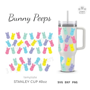 Pode incluir: Um modelo para uma caneca Stanley de 40 onças com um padrão de coelhinhos peeps em cores pastel. O texto "Bunny Peeps" está no topo da imagem. O texto "template STANLEY CUP 40oz" está na parte inferior da imagem. O texto "SVG DXF PNG" está na parte inferior direita da imagem.