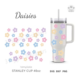 Op de afbeelding: Een witte beker met een handvat en een rietje. De beker is versierd met een patroon van pastelblauwe, roze, gele en paarse madeliefjes. De tekst "Daisies" staat bovenaan de afbeelding. De tekst "template STANLEY CUP 40oz" staat onderaan de afbeelding. De tekst "SVG DXF PNG" staat rechtsonder in de afbeelding.