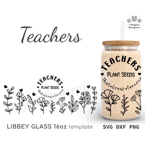 Może przedstawiać: Czarno-biały projekt do szklanki o pojemności 473 ml z tekstem "Teachers Plant Seeds That Grow Forever". Projekt zawiera okrąg z tekstem "Teachers Plant Seeds That Grow Forever" oraz rząd stylizowanych kwiatów i liści.