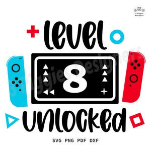 Può includere: Un design grafico in bianco e nero con il testo "level 8 unlocked" e un controller per videogiochi blu e rosso su entrambi i lati. Il design include anche un segno più, un cerchio, un triangolo e un quadrato.