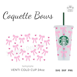 Pode incluir: Um modelo de design digital para um copo frio de 24 onças com um padrão de laços rosa e corações. O modelo é etiquetado como "Coquette Bows" e inclui o texto "VENTI COLD CUP 24oz".