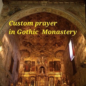 Puede incluir: Una vista del interior de un monasterio gótico con un altar dorado y un techo abovedado. El texto "Custom prayer in Gothic Monastery" se muestra en la parte superior de la imagen.