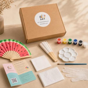 Könnte beinhalten: Ein DIY-Fächer-Malset mit einem Fächer im Wassermelonen-Design, Farbe, einem Pinsel und einer Palette. Das Set enthält eine braune Box mit Logo, einen Fächer, Farbe, einen Pinsel, eine Palette und Anweisungen.