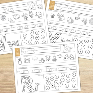K&ouml;nnte beinhalten: Schwarzwei&szlig;es druckbares Arbeitsblatt zum Erlernen der Buchstaben W, Y und R. Das Arbeitsblatt beinhaltet das Nachzeichnen der Buchstaben, das Ausmalen von Objekten, die mit dem Buchstaben beginnen, und eine Labyrinthaktivit&auml;t.