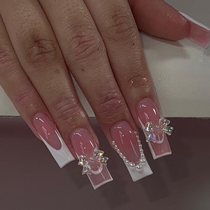 Uñas con punta francesa en color blanco perla/Uñas brillantes/Uñas rosas/Uñas con lazo/Uñas con purpurina/Uñas con perlas/Uñas de novia/Uñas con encanto/Uñas glamurosas