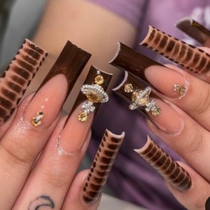 Uñas postizas con punta francesa de cocodrilo marrón/Uñas postizas/Uñas largas/Uñas con punta francesa/Uñas de cocodrilo/Uñas de lujo/Uñas brillantes/Uñas con encanto planetario