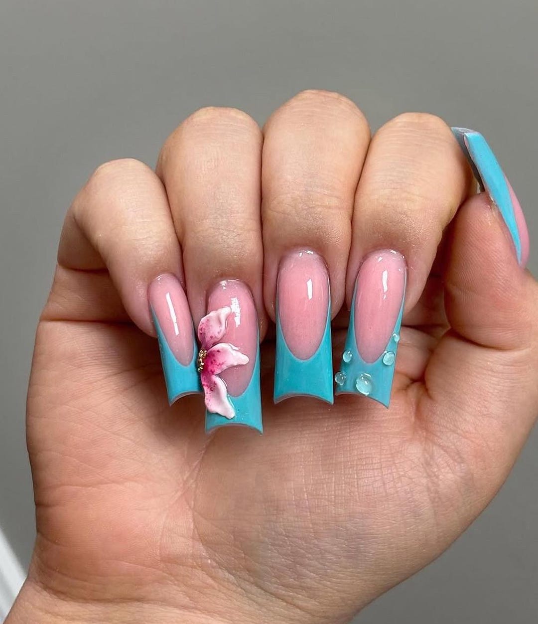 ブルーフレンチチップ3Dフラワーレインドロップフレアネイル|フレア