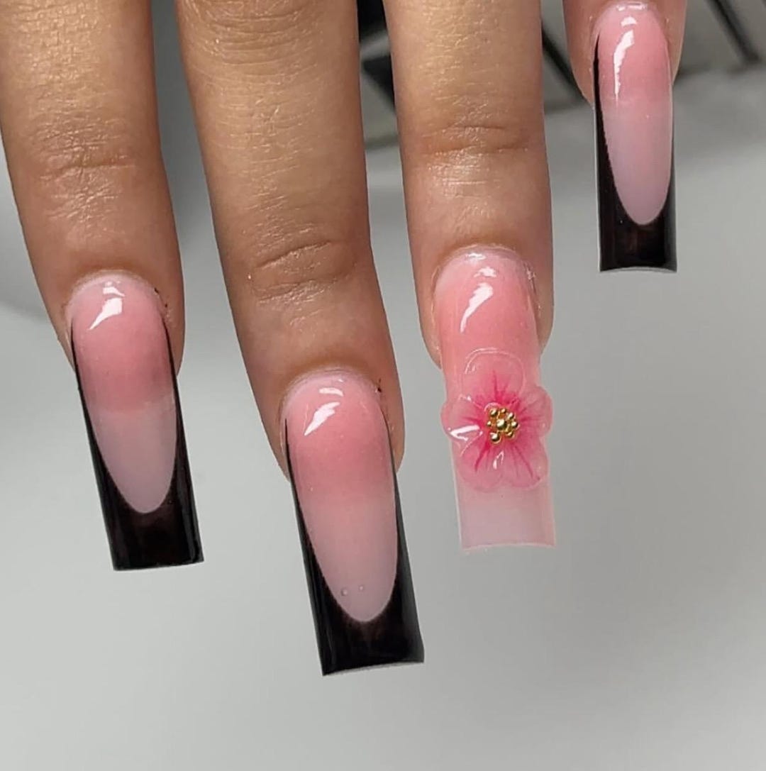 黒のフレンチチップと3Dピンクの花のプレスオンネイル｜黒ネイル