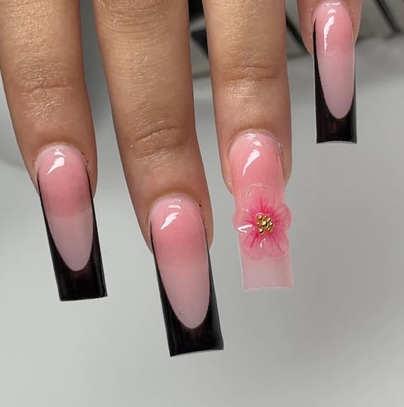 黒のフレンチチップと3Dピンクの花のプレスオンネイル｜黒ネイル