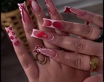 Uñas de San Valentín con punta francesa con aerógrafo en rosa y rojo/uñas de encaje/uñas rosas/uñas con lazo/uñas de cereza/uñas de corazón/uñas de San Valentín/uñas rojas/uñas coquetas