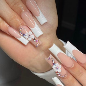 Uñas postizas con punta francesa azul y flores 3D, diseñadas en ...