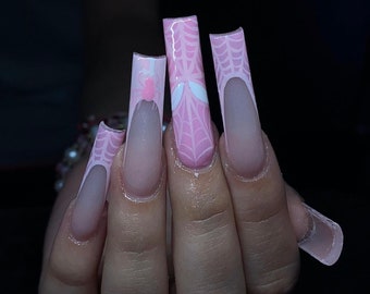 Roze spinnenweb French Tip pers op de nagels|Spiderman-nagels|Franse tipnagels|Luxe nagels|Spider Woman-nagels|Roze nagels|Oktobernagels|Webben
