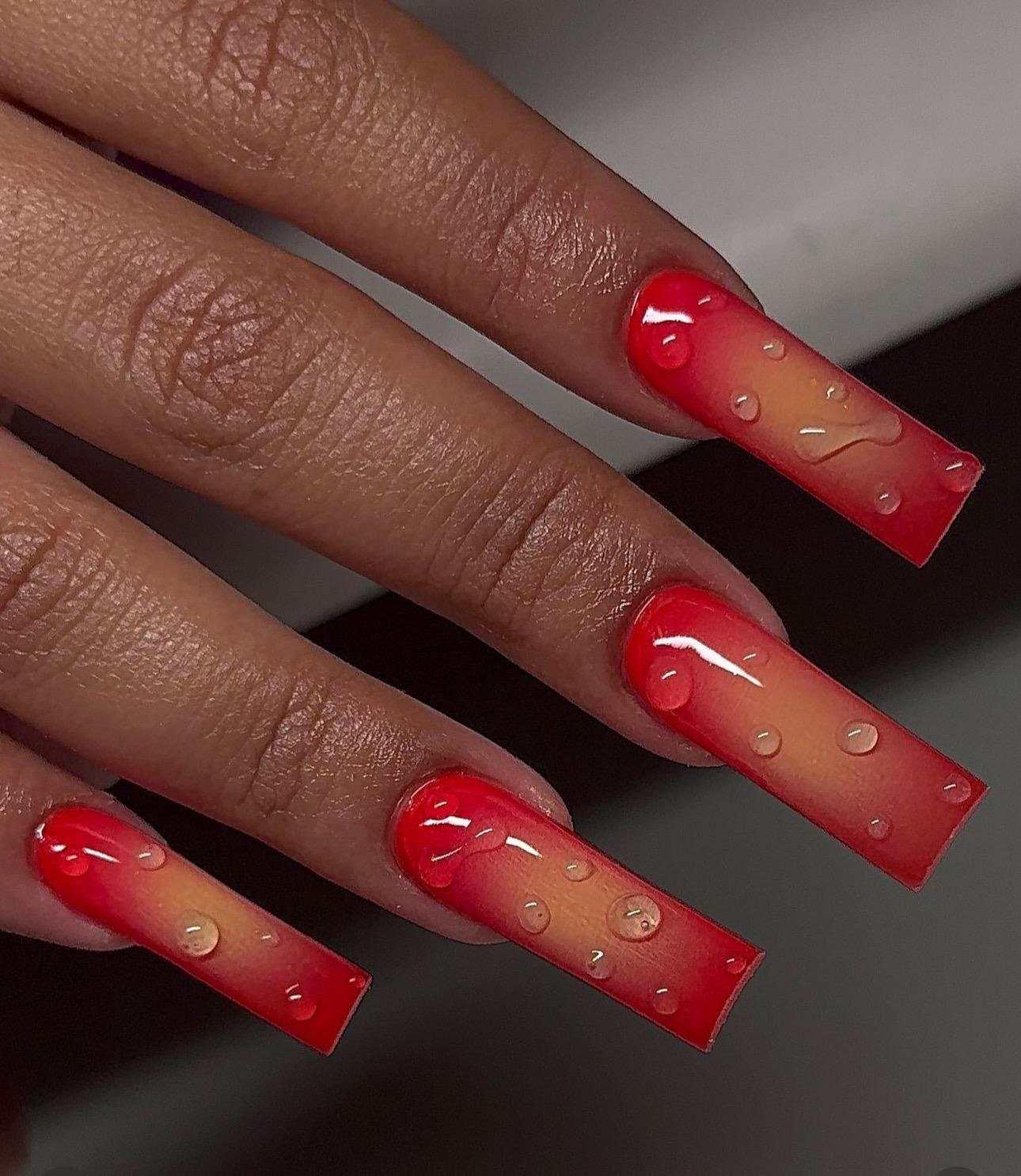 赤と黄色のエアブラシ 3D レインドロップ プレスオン ネイル | 赤い