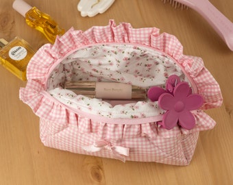 Ruffle make-up tas, coquette make-up tas, roze pastel make-up tas, gewatteerde katoenen cosmetische tas, franje make-up tas