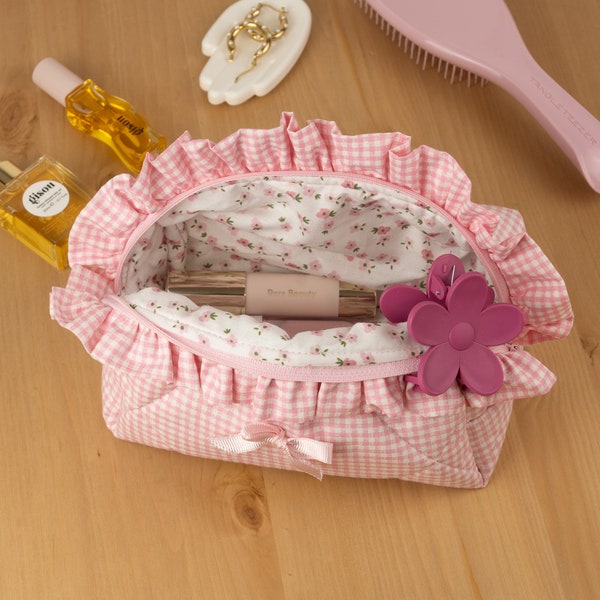 Ruffle make-up tas, coquette make-up tas, roze pastel make-up tas, gewatteerde katoenen cosmetische tas, franje make-up tas