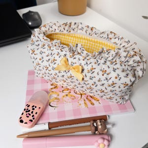 Étui à crayons floral à volants avec noeud - Adorable organisateur de papeterie et fournitures scolaires