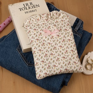 Custodia Kindle floreale, custodia Kindle Coquette, custodia Kindle trapuntata, custodia Kindle con fiocco, custodia Kindle con volant