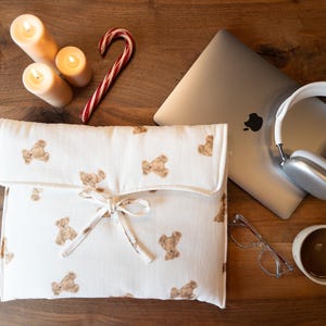 Housse MacBook ours en peluche - pochette pour ordinateur portable noeud - coque esthétique Macbook - housse en tissu fabriquée à la main pour MacBook Pro & Air - housse pour ordinateur portable personnalisée