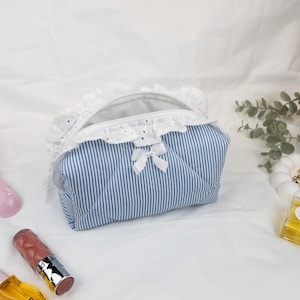 Trousse à maquillage bleue rayée avec bordure en dentelle, élégante trousse à cosmétiques en coton, petite trousse de toilette avec fermeture à glissière, cadeau fait main