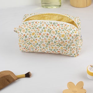 ZLFSRQ Tulip Makeup Bag for Women Floral Makeup Pouch for Purse Zipper  Cosmetic Bag Large Capacity Quilted Canvas Cute Aesthetic Flower Makeup Bag