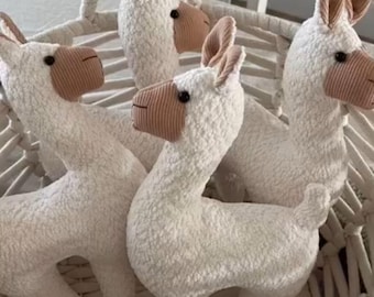 Llama de peluche hecha a mano: peluche suave y neutro, decoración bohemia para habitación infantil.