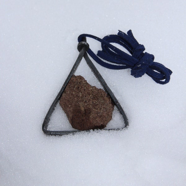 Pendentif triangle forgé avec pierre volcanique - Collection Volcano
