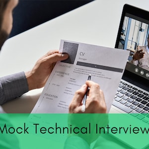 Puede incluir: Una persona está revisando un currículum en una computadora portátil durante una entrevista técnica simulada. El currículum se titula "CV Manager" y enumera la experiencia laboral y la educación. La persona en la pantalla de la computadora portátil está hablando y gesticulando.