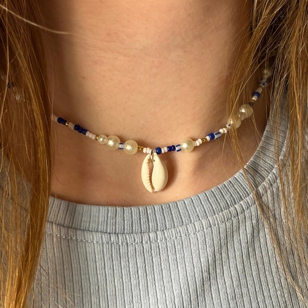 Blau/weiße  Perlenkette mit Muschelanhänger