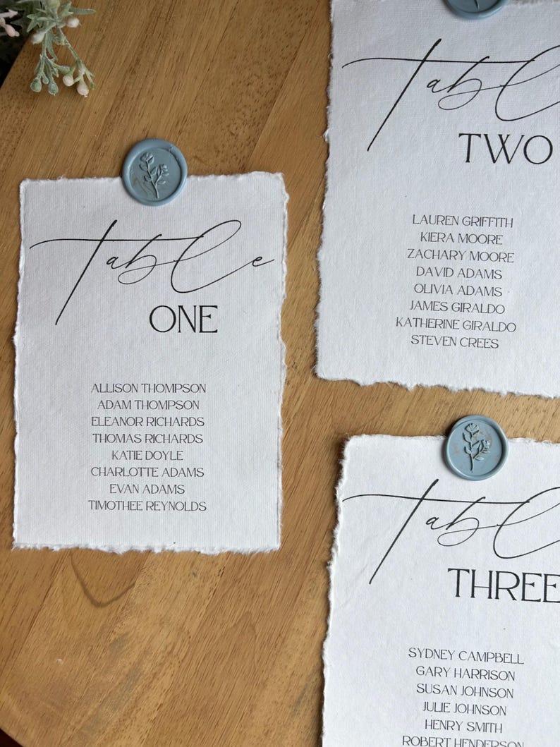 Puede incluir: Un letrero de madera r&uacute;stica con el texto "Welcome to our home" en letras blancas. El letrero presenta un acabado envejecido y un dise&ntilde;o simple y acogedor, ideal para un porche o entrada.